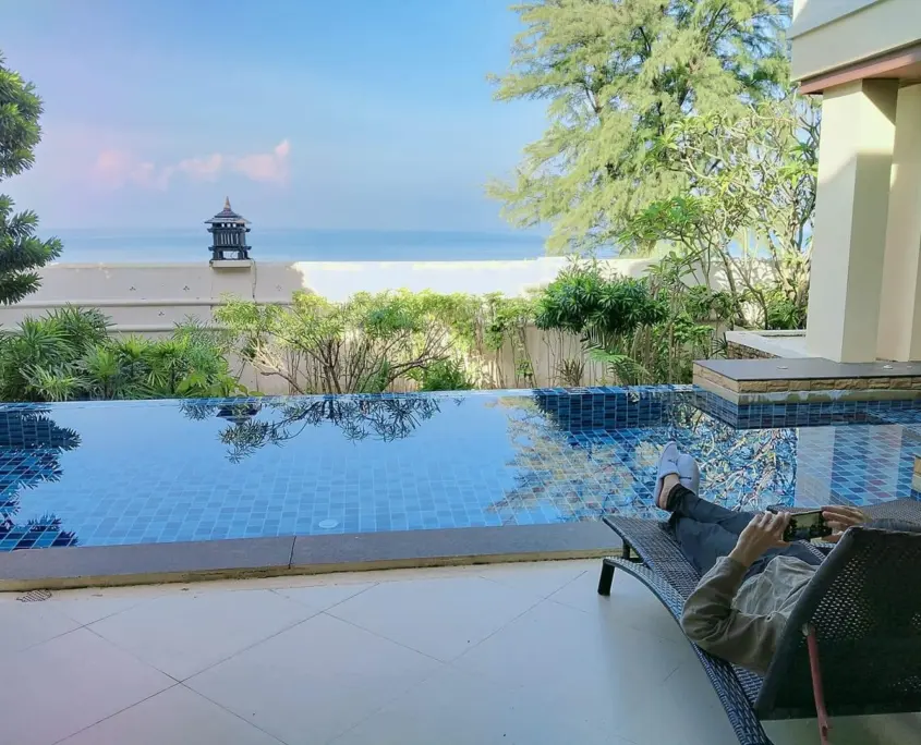 moevenpick-pool-view