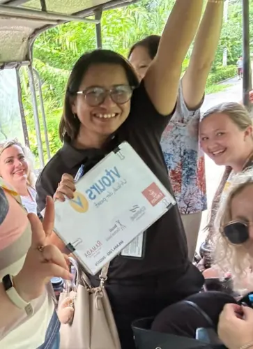 Tourist-Guide-Khun-Apa-Yungtalay-in-Action